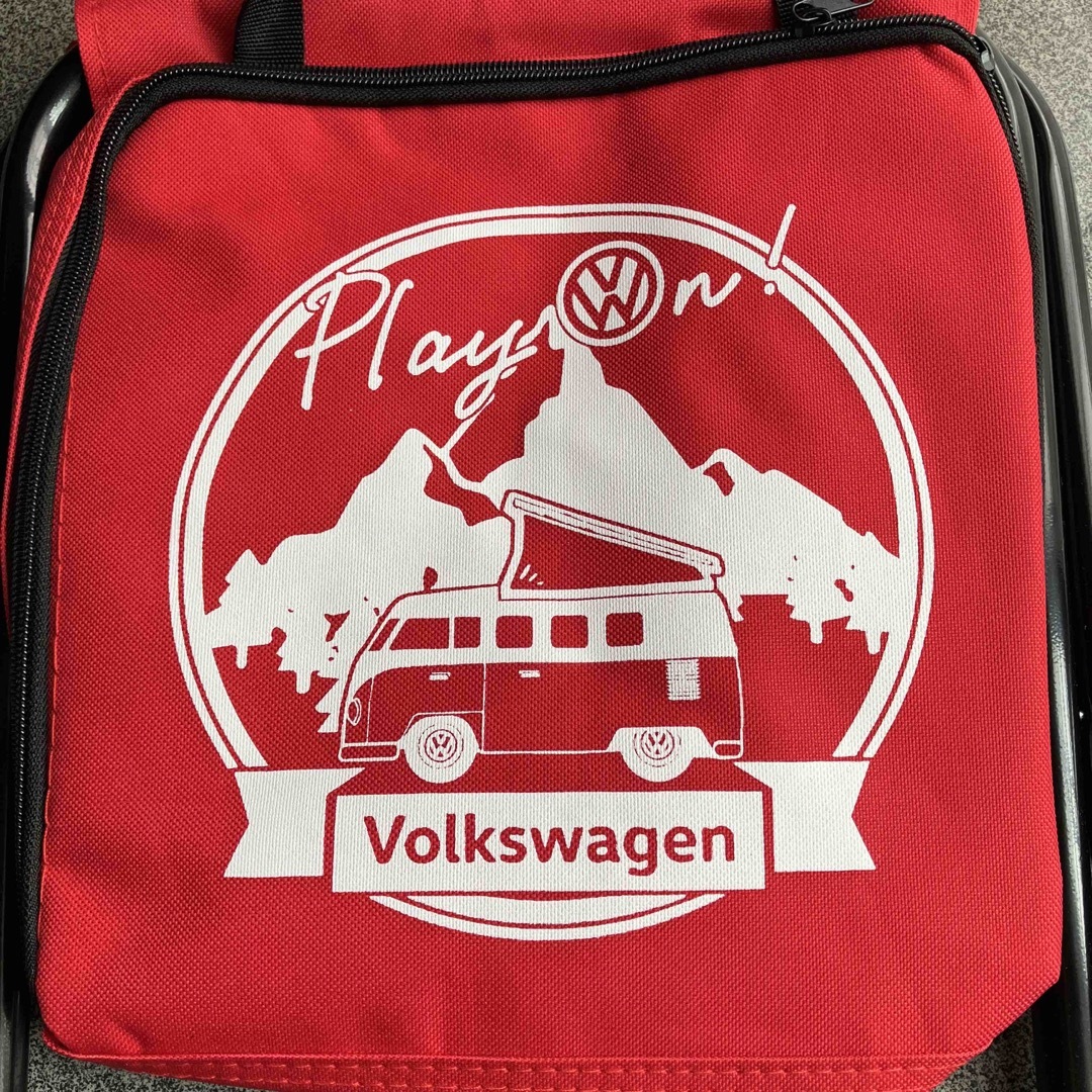 Volkswagen(フォルクスワーゲン)の【非売品】フォルクスワーゲン ノベルティ 保冷バッグ付き折りたたみチェア スポーツ/アウトドアのアウトドア(テーブル/チェア)の商品写真