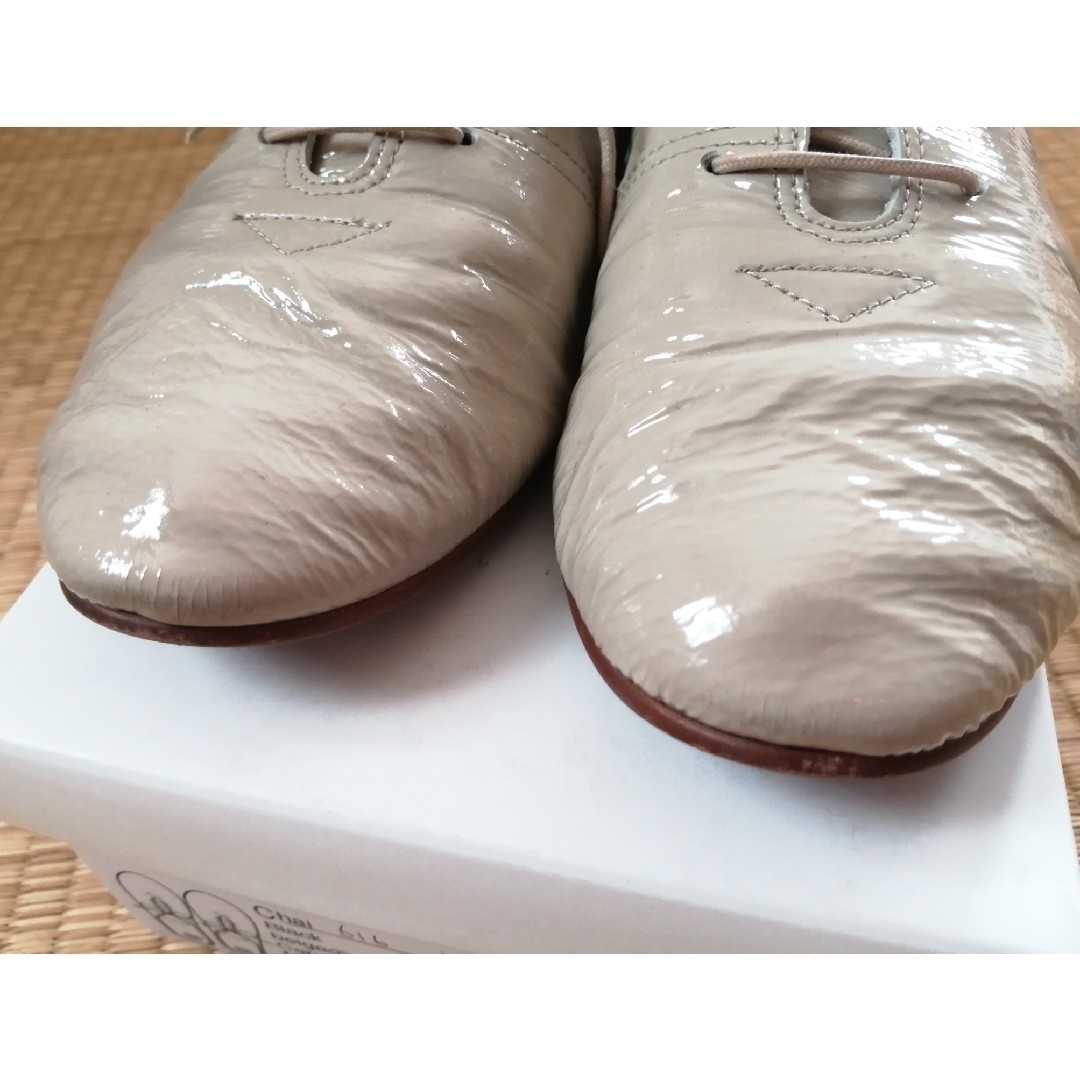 ガーリィラウンジ テ Chai エナメルベージュ サイズ 36.5 レディースの靴/シューズ(ローファー/革靴)の商品写真