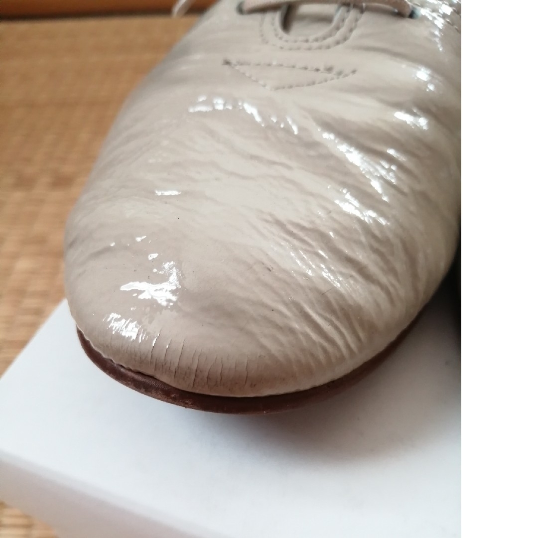 ガーリィラウンジ テ Chai エナメルベージュ サイズ 36.5 レディースの靴/シューズ(ローファー/革靴)の商品写真