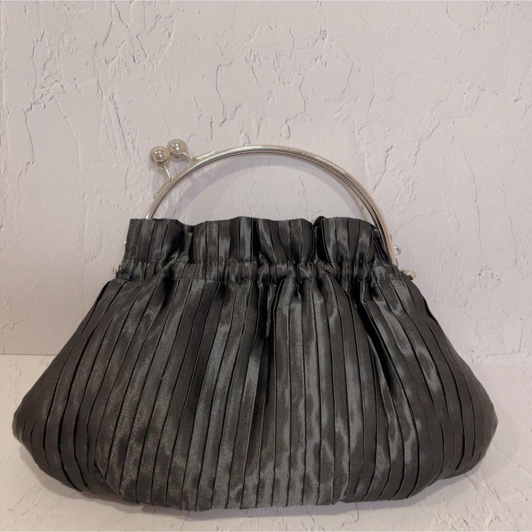 新品未使用フォーマル　パーティーバッグ 黒　がま口　プリーツ　 レディースのバッグ(クラッチバッグ)の商品写真