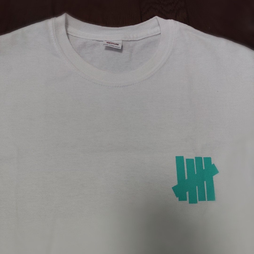 UNDEFEATED(アンディフィーテッド)のUNDEFEATED Tシャツ　M　白 メンズのトップス(Tシャツ/カットソー(半袖/袖なし))の商品写真