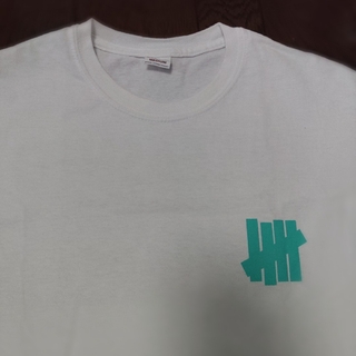 アンディフィーテッド(UNDEFEATED)のUNDEFEATED Tシャツ　M　白(Tシャツ/カットソー(半袖/袖なし))