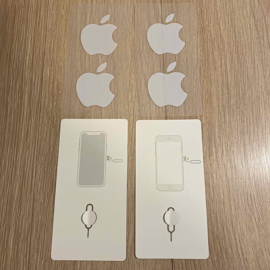 Apple(アップル)のAppleシール×2 & simピン×2セット エンタメ/ホビーのコレクション(ノベルティグッズ)の商品写真