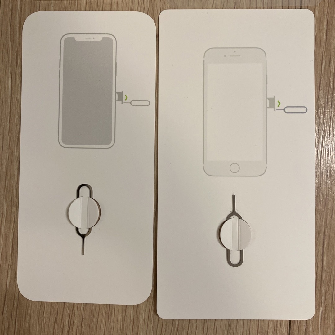 iPhone(アイフォーン)のAppleシール×2 と　simピン×2セット エンタメ/ホビーのコレクション(ノベルティグッズ)の商品写真