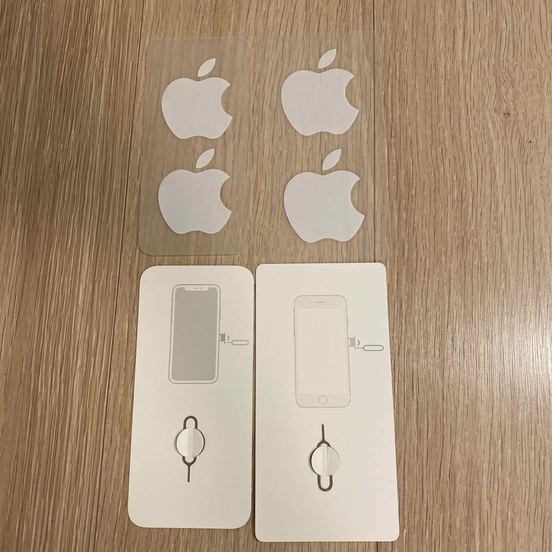 iPhone(アイフォーン)のAppleシール×2 と　simピン×2セット エンタメ/ホビーのコレクション(ノベルティグッズ)の商品写真
