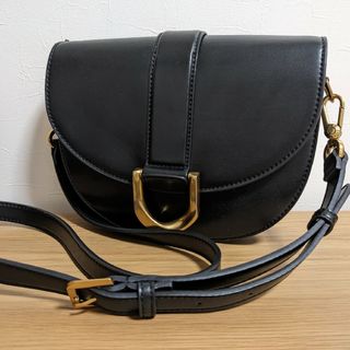 チャールズアンドキース(Charles and Keith)のCHARLES& KEITH ガビーヌ サドルバッグ　黒(ショルダーバッグ)