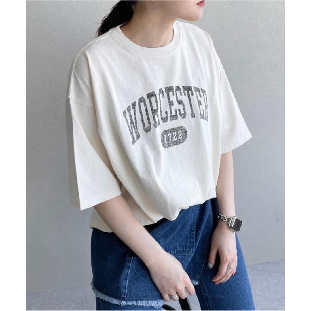 LOWRYS FARM(ローリーズファーム)の今季　新品　ローリーズファーム  カコウカレッジロゴＴシャツ レディースのトップス(Tシャツ(半袖/袖なし))の商品写真