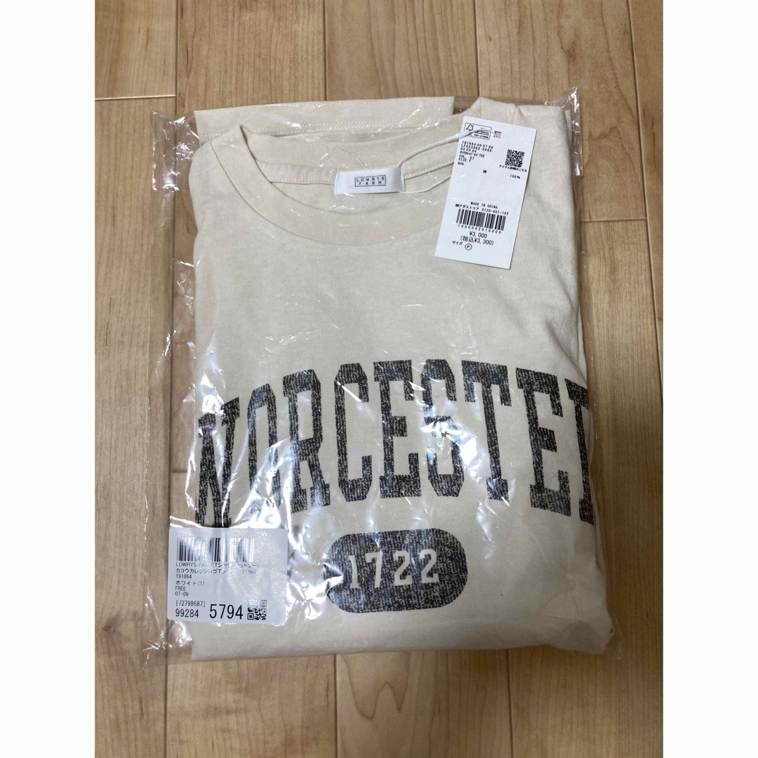 LOWRYS FARM(ローリーズファーム)の今季　新品　ローリーズファーム  カコウカレッジロゴＴシャツ レディースのトップス(Tシャツ(半袖/袖なし))の商品写真