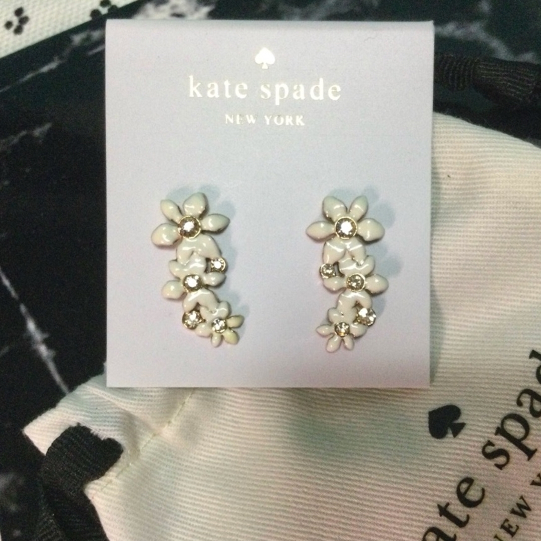 kate spade new york(ケイトスペードニューヨーク)のケイトスペード　吊られ小花ピアス レディースのアクセサリー(ピアス)の商品写真