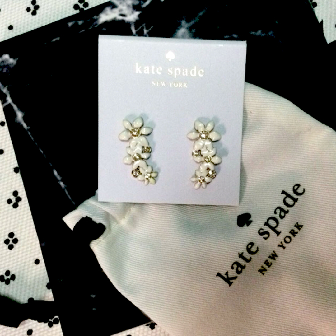 kate spade new york(ケイトスペードニューヨーク)のケイトスペード　吊られ小花ピアス レディースのアクセサリー(ピアス)の商品写真