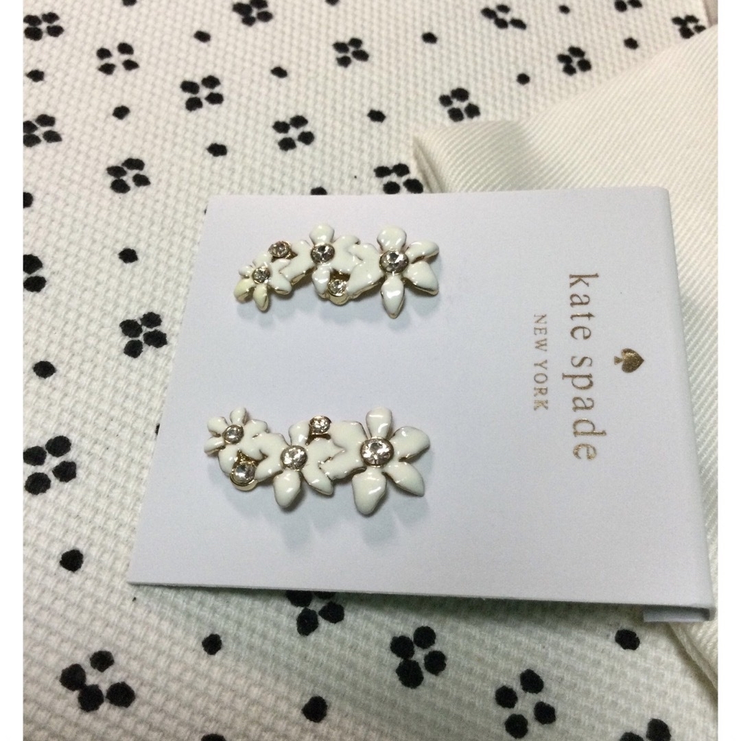 kate spade new york(ケイトスペードニューヨーク)のケイトスペード　吊られ小花ピアス レディースのアクセサリー(ピアス)の商品写真