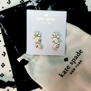 ケイトスペードニューヨーク(kate spade new york)のケイトスペード　吊られ小花ピアス(ピアス)