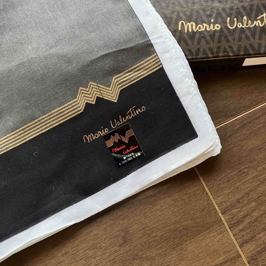 MARIO VALENTINO(マリオバレンチノ)のマリオバレンチノ　メンズハンカチベージュ メンズのファッション小物(ハンカチ/ポケットチーフ)の商品写真