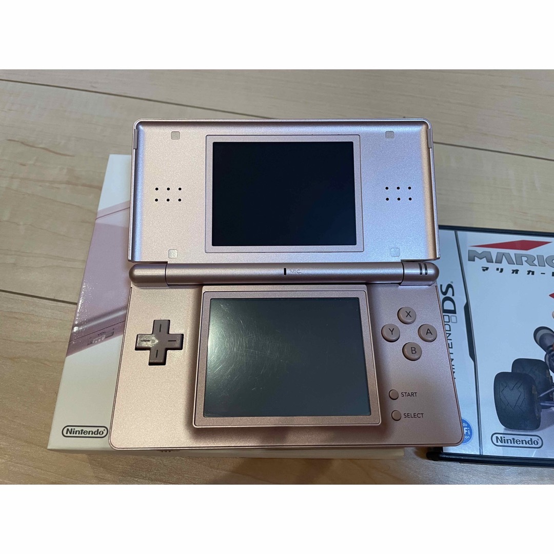 ニンテンドーDS(ニンテンドーDS)のNINTENDO DS Lite メタリックローズ　マリオカートセット エンタメ/ホビーのゲームソフト/ゲーム機本体(携帯用ゲーム機本体)の商品写真