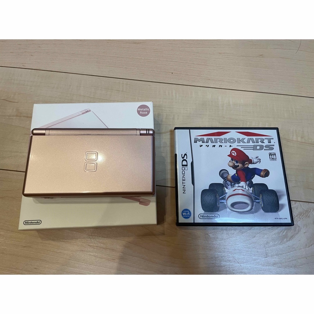 ニンテンドーDS(ニンテンドーDS)のNINTENDO DS Lite メタリックローズ　マリオカートセット エンタメ/ホビーのゲームソフト/ゲーム機本体(携帯用ゲーム機本体)の商品写真