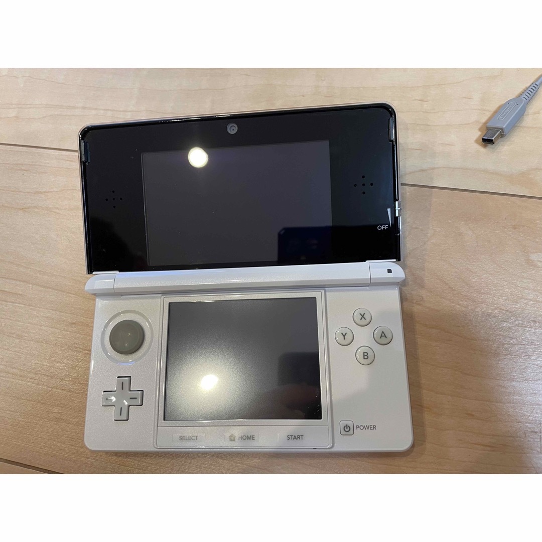 ニンテンドー3DS(ニンテンドー3DS)のNINTENDO 3DS ホワイト　ソフト付属 エンタメ/ホビーのゲームソフト/ゲーム機本体(携帯用ゲーム機本体)の商品写真