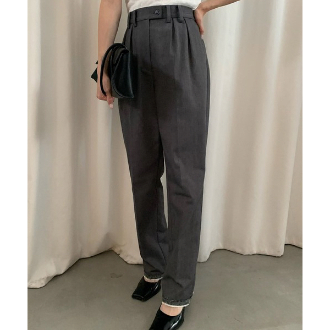 Ameri VINTAGE(アメリヴィンテージ)の（完売品）AMERI DAMAGE HEM TAPERED PANTS レディースのパンツ(カジュアルパンツ)の商品写真