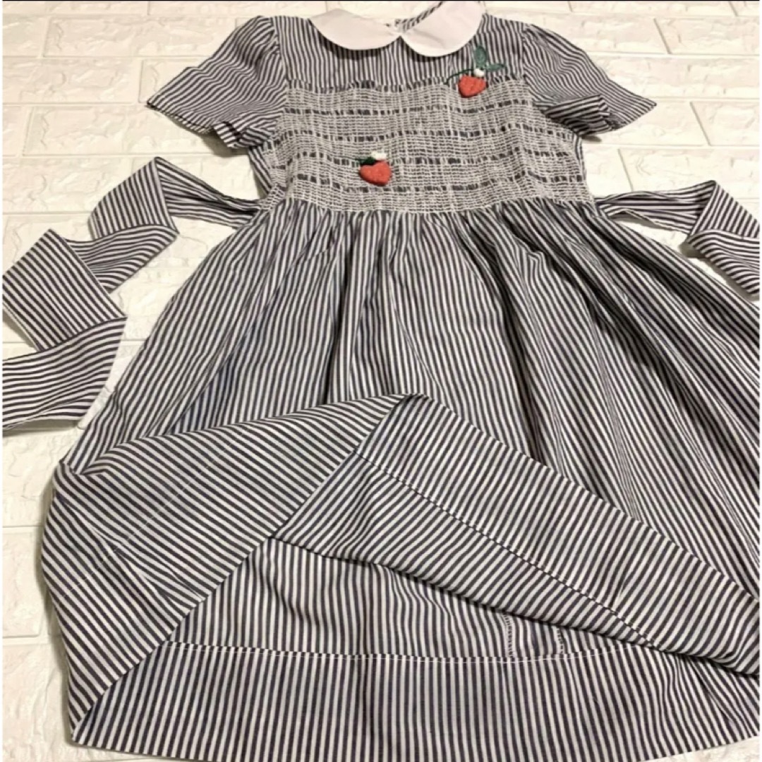 美品　140 小人の国　グレー白ストライプ　いちご　スモッキングワンピース キッズ/ベビー/マタニティのキッズ服女の子用(90cm~)(ワンピース)の商品写真