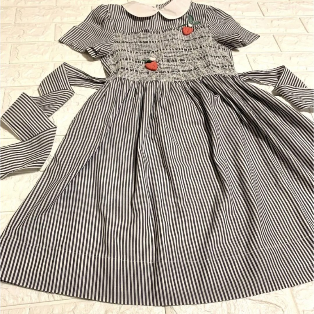 美品　140 小人の国　グレー白ストライプ　いちご　スモッキングワンピース キッズ/ベビー/マタニティのキッズ服女の子用(90cm~)(ワンピース)の商品写真