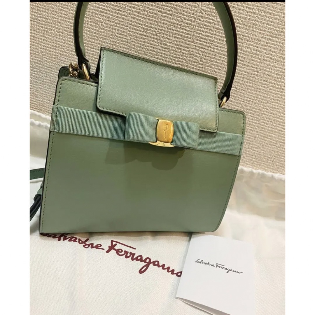 値下げ中！Salvatore Ferragamo　ヴァラボウ　ハンドバッグ¥192500サイズ