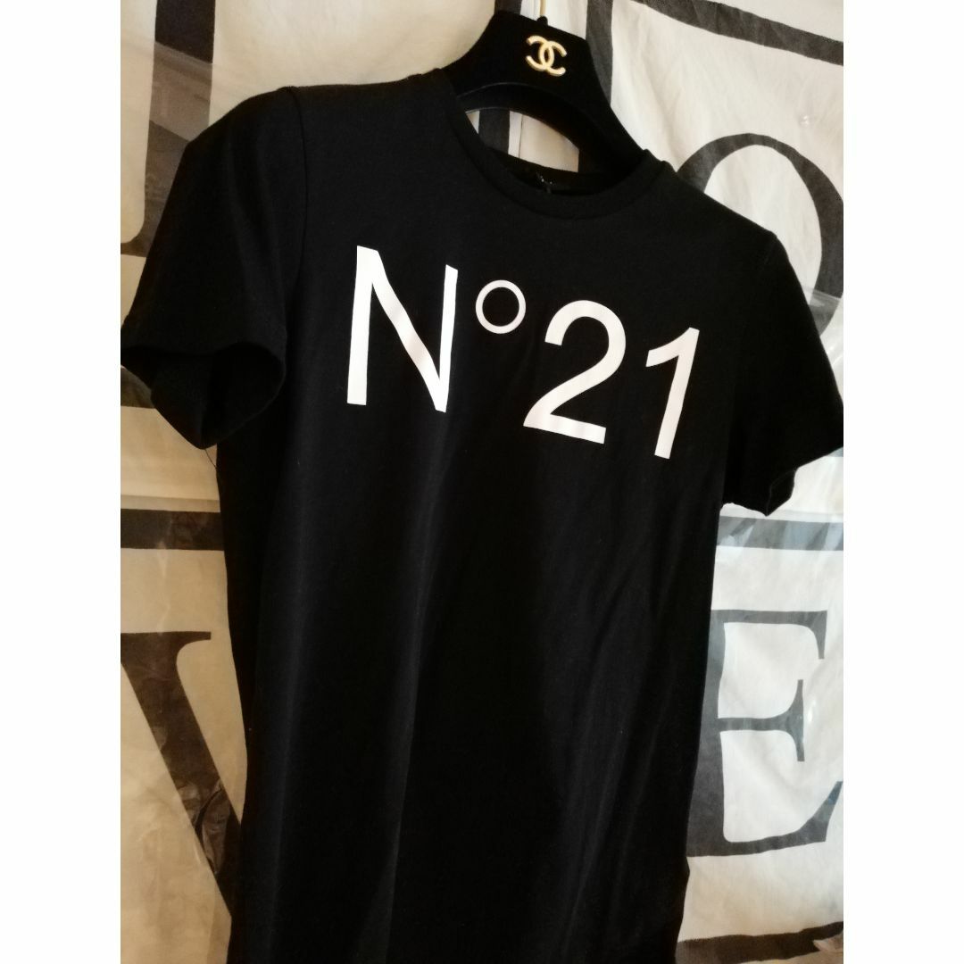 N°21(ヌメロヴェントゥーノ)のヌメロヴェントゥーノ　　N°21　ティーシャツ　　ブラック　　大人O.K. レディースのトップス(Tシャツ(半袖/袖なし))の商品写真