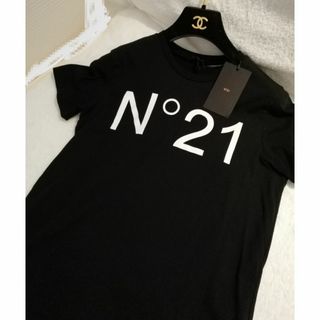 ヌメロヴェントゥーノ(N°21)のヌメロヴェントゥーノ　　N°21　ティーシャツ　　ブラック　　大人O.K.(Tシャツ(半袖/袖なし))