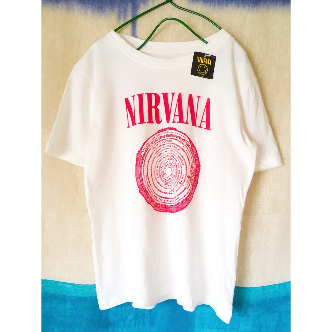 GU(ジーユー)のGU NIRVANA レッド ロゴ 半袖 Tシャツ ホワイト レディースのトップス(Tシャツ(半袖/袖なし))の商品写真