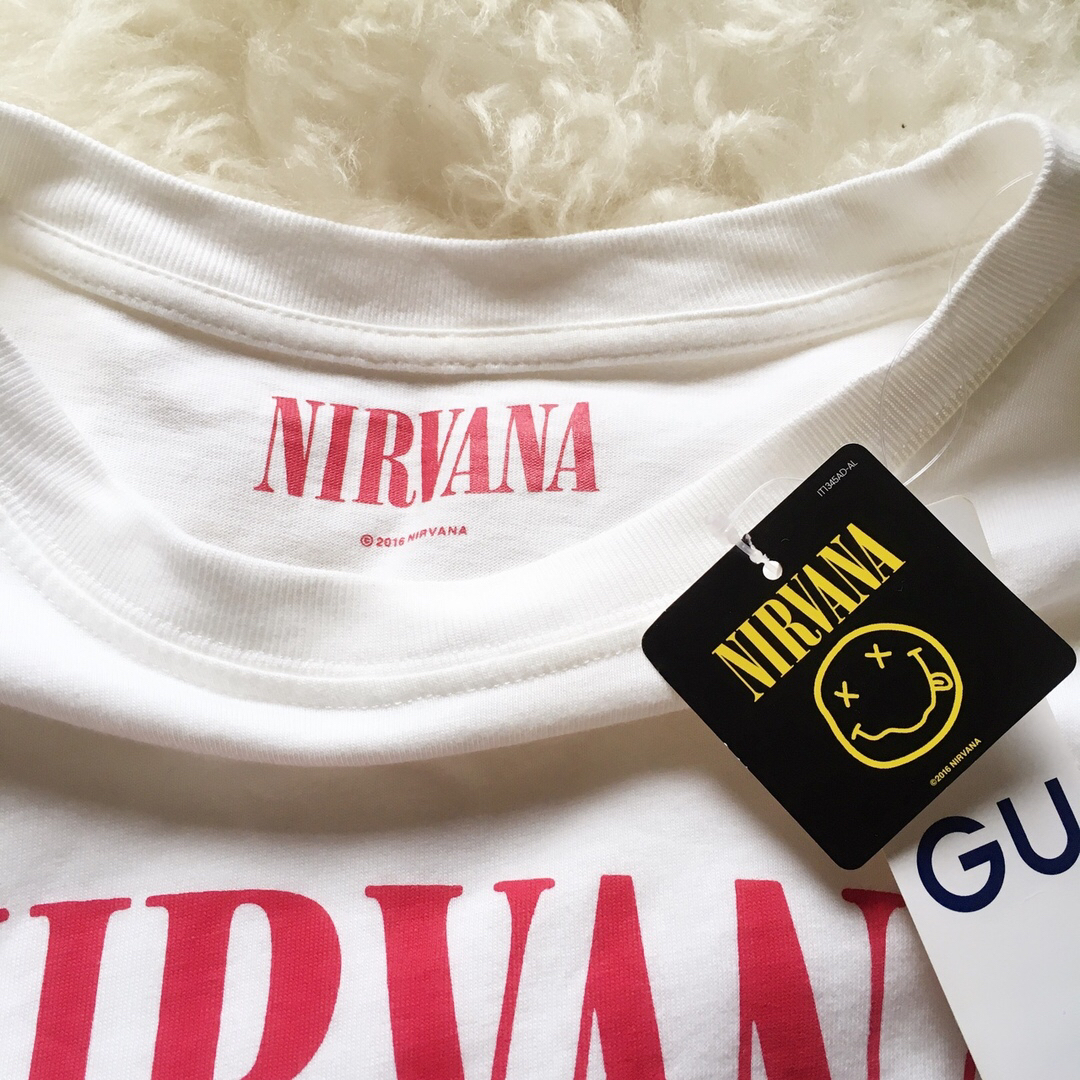 GU(ジーユー)のGU NIRVANA レッド ロゴ 半袖 Tシャツ ホワイト レディースのトップス(Tシャツ(半袖/袖なし))の商品写真