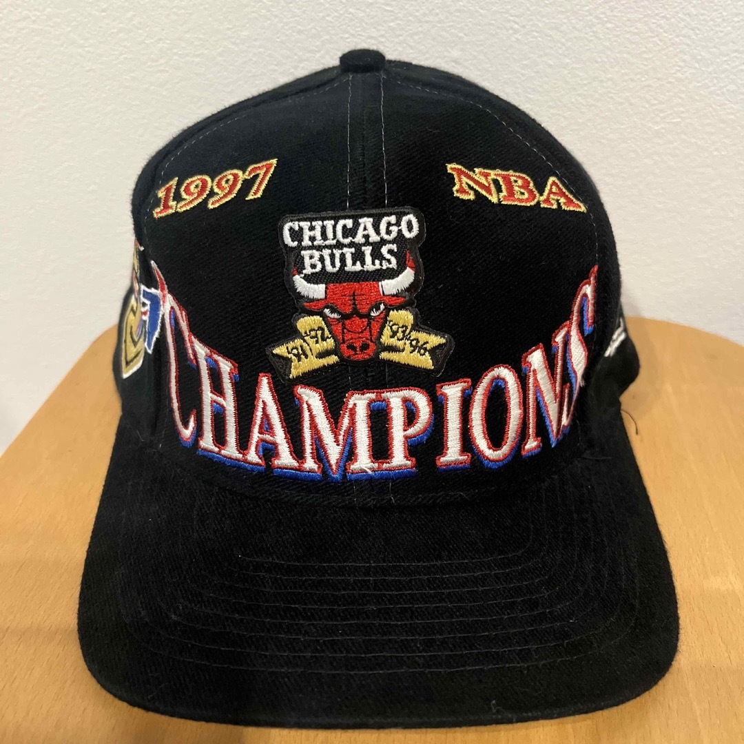 ①NBA BULLS シカゴブルズ ロッカールームキャップ 1997年優勝時