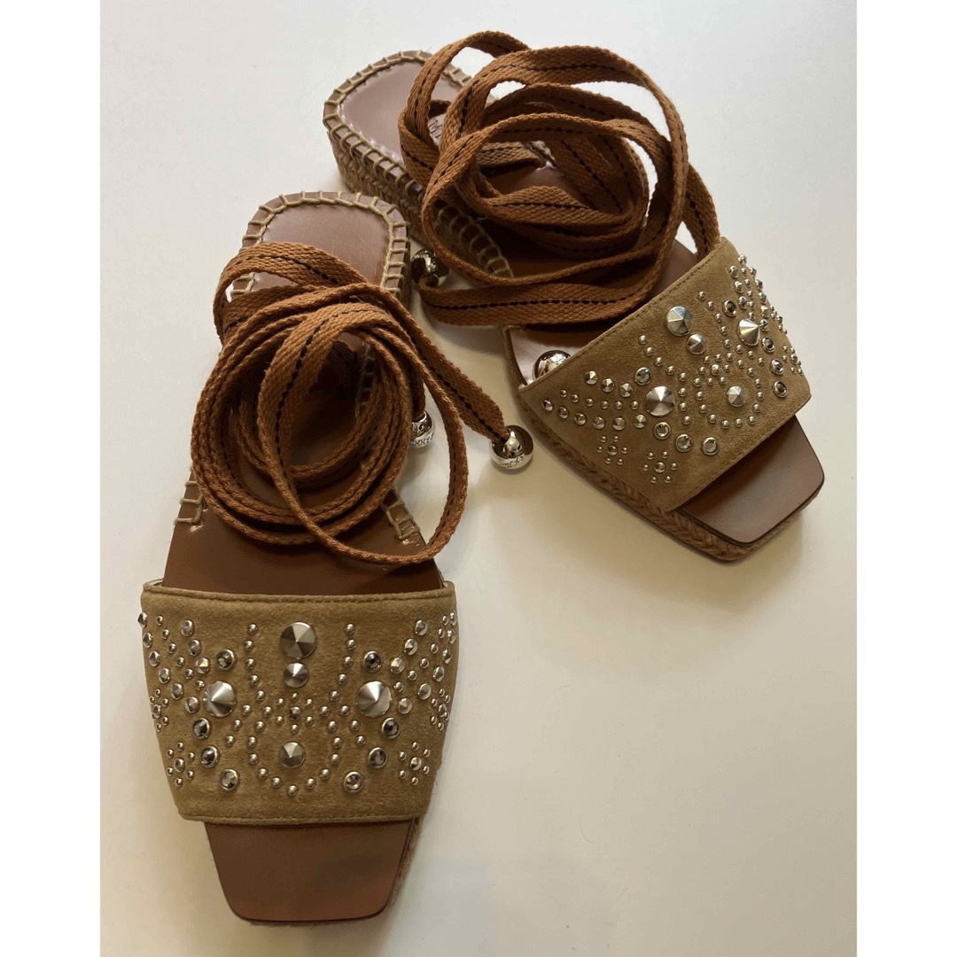 JIMMY CHOO(ジミーチュウ)のJimmy Choo サンダル SUEDE W/FLORAL STUDS レディースの靴/シューズ(サンダル)の商品写真