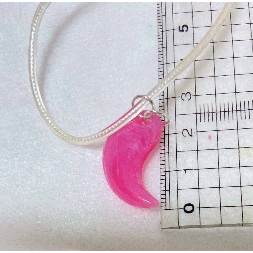 勾玉　硬化プラスチック ハンドメイドのアクセサリー(ネックレス)の商品写真