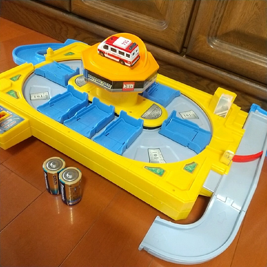 TOMY トミカ　メガチェンジパーキング