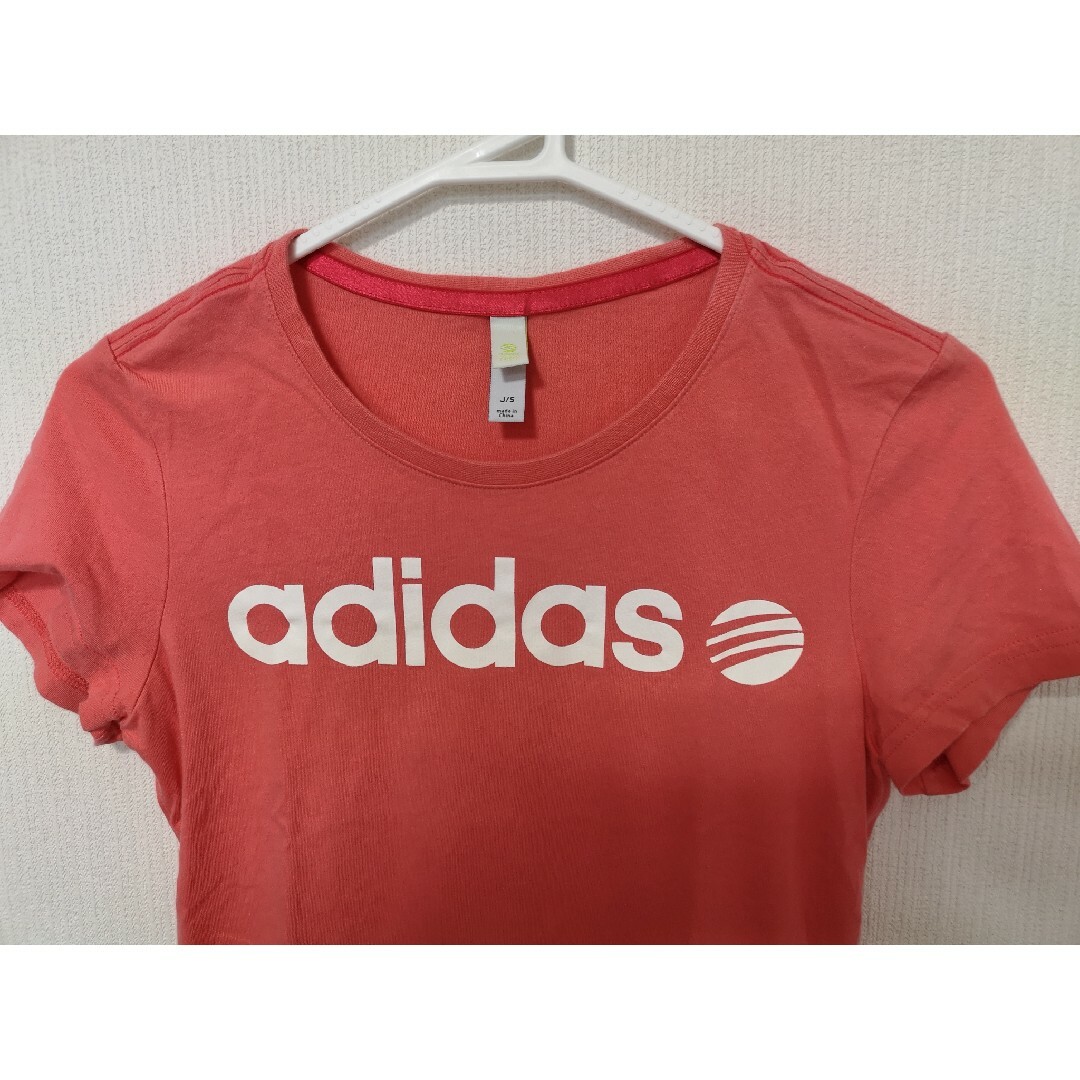 adidas(アディダス)のAdidasアディダスneo　半袖Tシャツ　サーモンピンク　Sサイズ スポーツ/アウトドアのトレーニング/エクササイズ(トレーニング用品)の商品写真