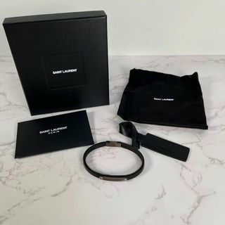 サンローラン(Saint Laurent)の【美品】サンローラン パリ　IDプレート レザー ブレスレット　ロゴ刻印　黒(ブレスレット)