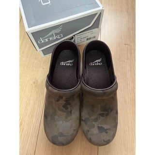 ダンスコ(dansko)の《未使用》dansko Professional ダンスコ Camo(ローファー/革靴)