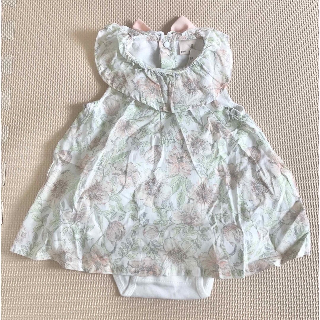 petit main(プティマイン)の✳︎新品✳︎petit main 花柄フリル衿ワンピースロンパース キッズ/ベビー/マタニティのベビー服(~85cm)(ロンパース)の商品写真