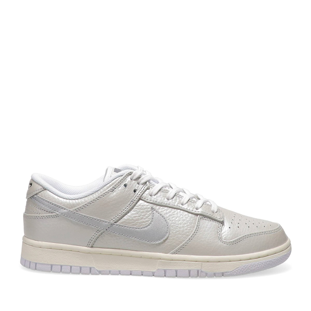 NIKE(ナイキ)のNike Dunk Low SE "Metallic Silver" メンズの靴/シューズ(スニーカー)の商品写真