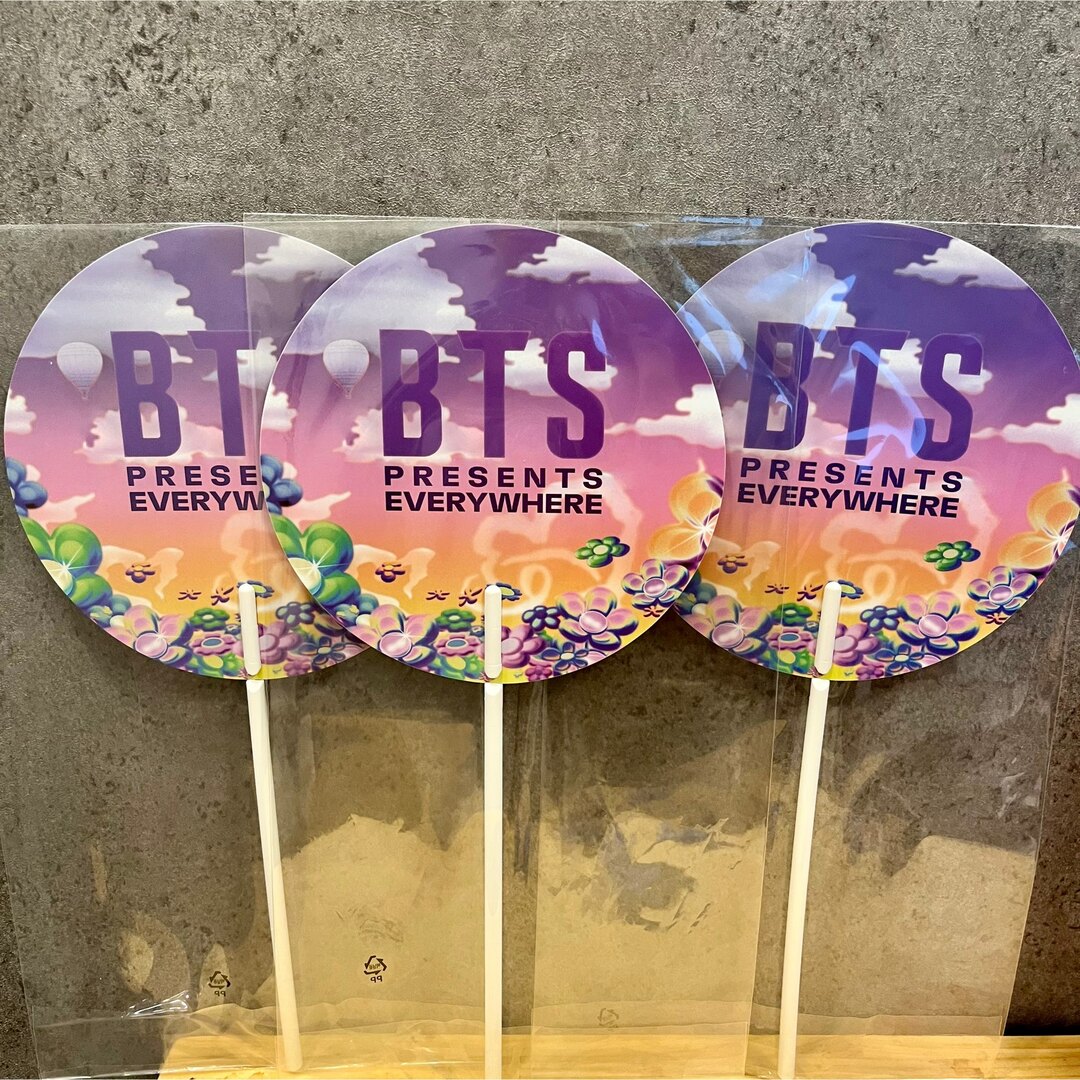 防弾少年団(BTS)(ボウダンショウネンダン)の【未開封】BTS 10th Anniversary FESTA うちわ 非売品 エンタメ/ホビーのタレントグッズ(アイドルグッズ)の商品写真