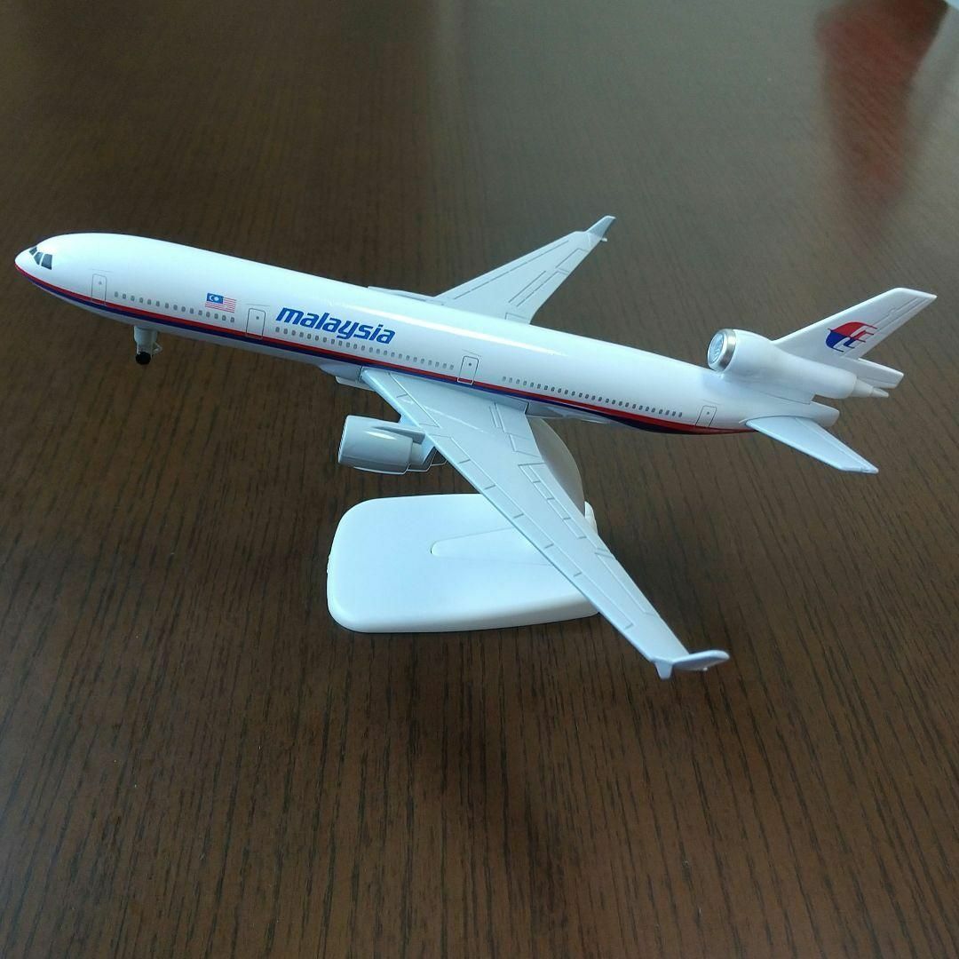 マレーシア航空 MD-11 飛行機模型 21cm エンタメ/ホビーのおもちゃ/ぬいぐるみ(模型/プラモデル)の商品写真