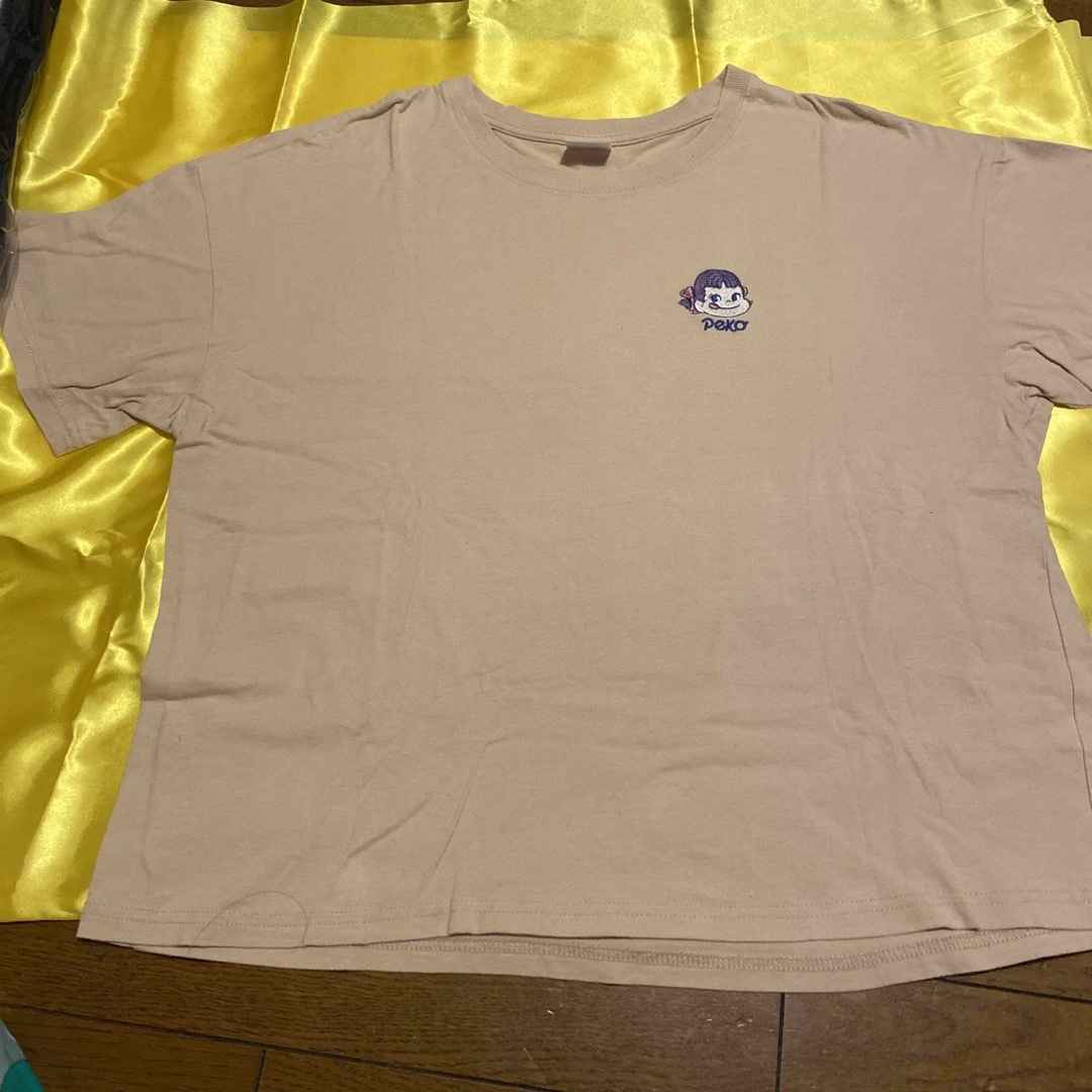ペコちゃん刺繍Tシャツ　ベージュ系　M レディースのトップス(Tシャツ(半袖/袖なし))の商品写真