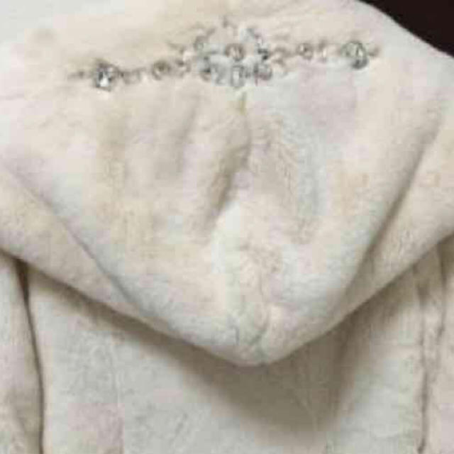 DaTuRa(ダチュラ)のDaTuRa ビジューファーコート レディースのジャケット/アウター(毛皮/ファーコート)の商品写真