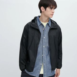 ユニクロ(UNIQLO)のUNIQLO ポケッタブルパーカ Lサイズ BLK(ナイロンジャケット)