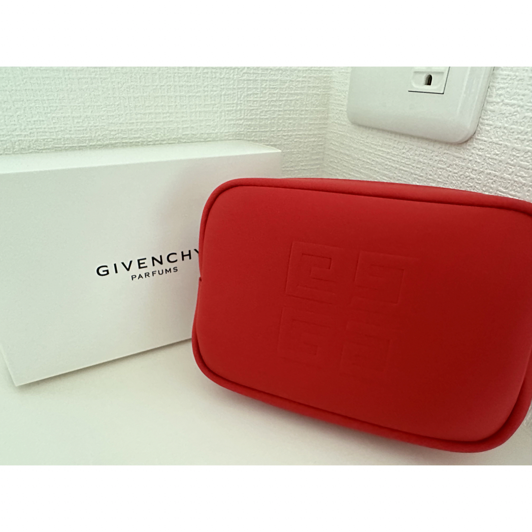 GIVENCHY(ジバンシィ)のみぃちゃん様専用　GIVENCHY ポーチ 新品未使用 レディースのファッション小物(ポーチ)の商品写真