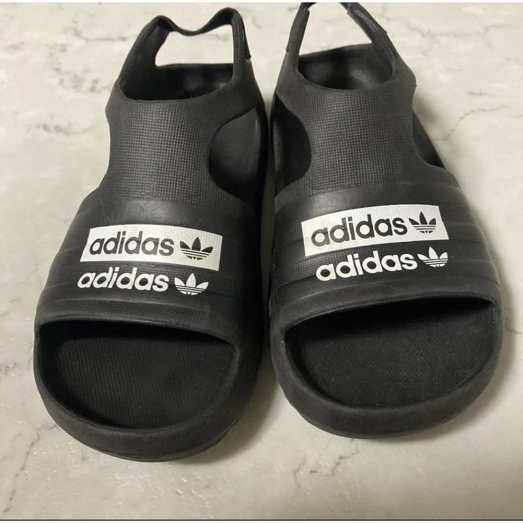 adidas(アディダス)のadidasサンダル キッズ/ベビー/マタニティのキッズ靴/シューズ(15cm~)(サンダル)の商品写真