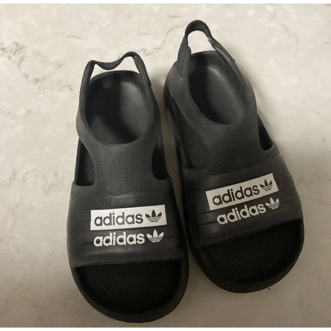 adidas(アディダス)のadidasサンダル キッズ/ベビー/マタニティのキッズ靴/シューズ(15cm~)(サンダル)の商品写真