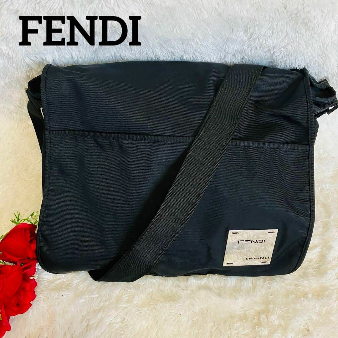 FENDI(フェンディ)の【美品】フェンディ　ショルダーバッグ　シルバーロゴプレート　メッセンジャー　黒 メンズのバッグ(メッセンジャーバッグ)の商品写真