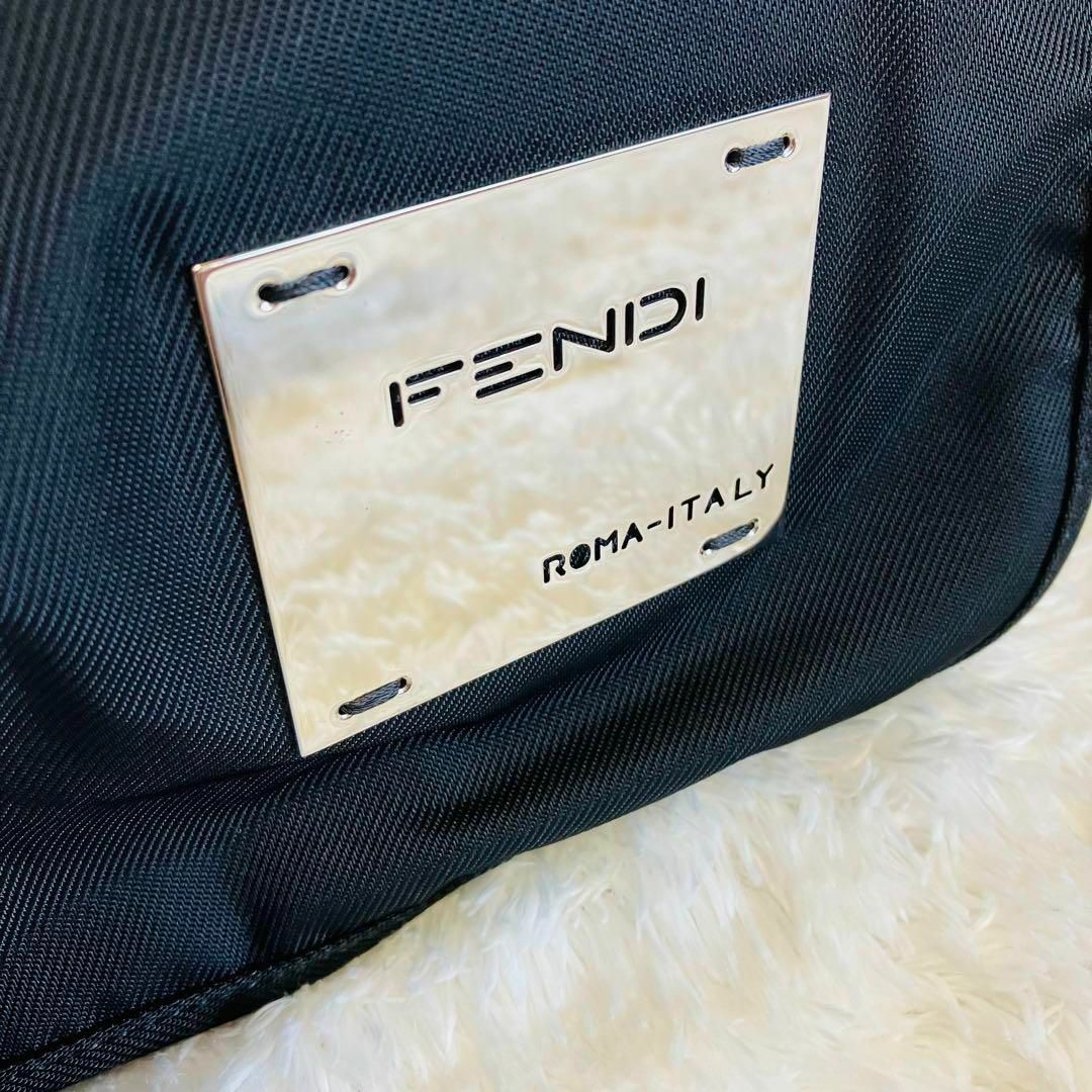 FENDI(フェンディ)の【美品】フェンディ　ショルダーバッグ　シルバーロゴプレート　メッセンジャー　黒 メンズのバッグ(メッセンジャーバッグ)の商品写真