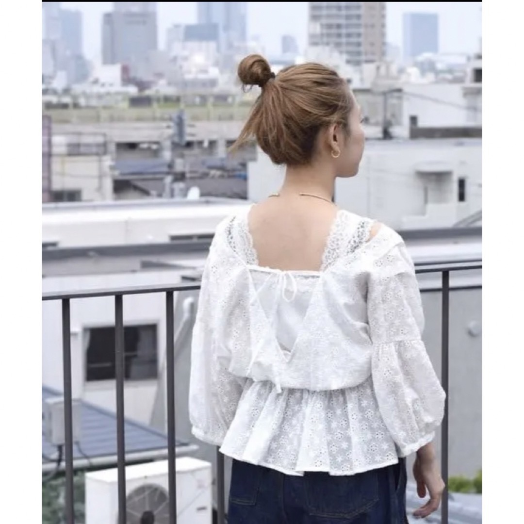 w closet(ダブルクローゼット)の新品　未着用　w closet 花柄パンチングレース切替ブラウス レディースのトップス(シャツ/ブラウス(半袖/袖なし))の商品写真