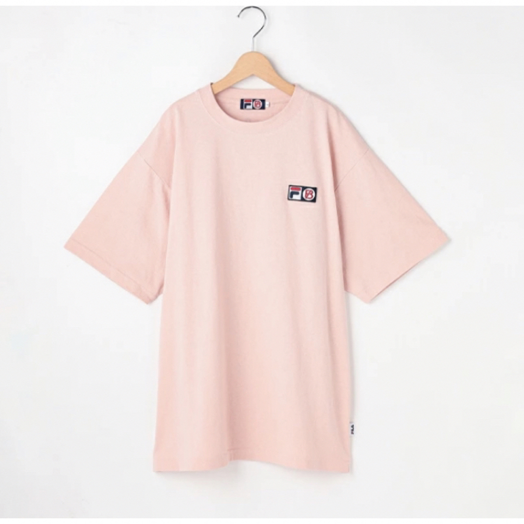 FILA(フィラ)の FILA×BE:FIRST ロゴ刺繍ワッペン Tシャツ 半袖　ピンク メンズのトップス(Tシャツ/カットソー(半袖/袖なし))の商品写真
