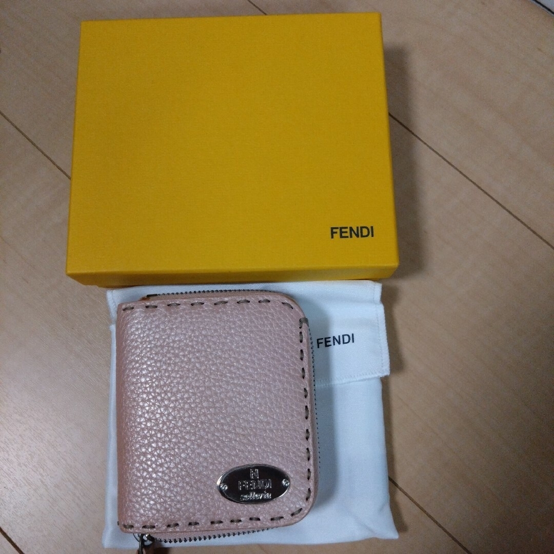 FENDI(フェンディ)のFENDI フェンディ セレリア ピーカーブー財布 レディースのファッション小物(財布)の商品写真